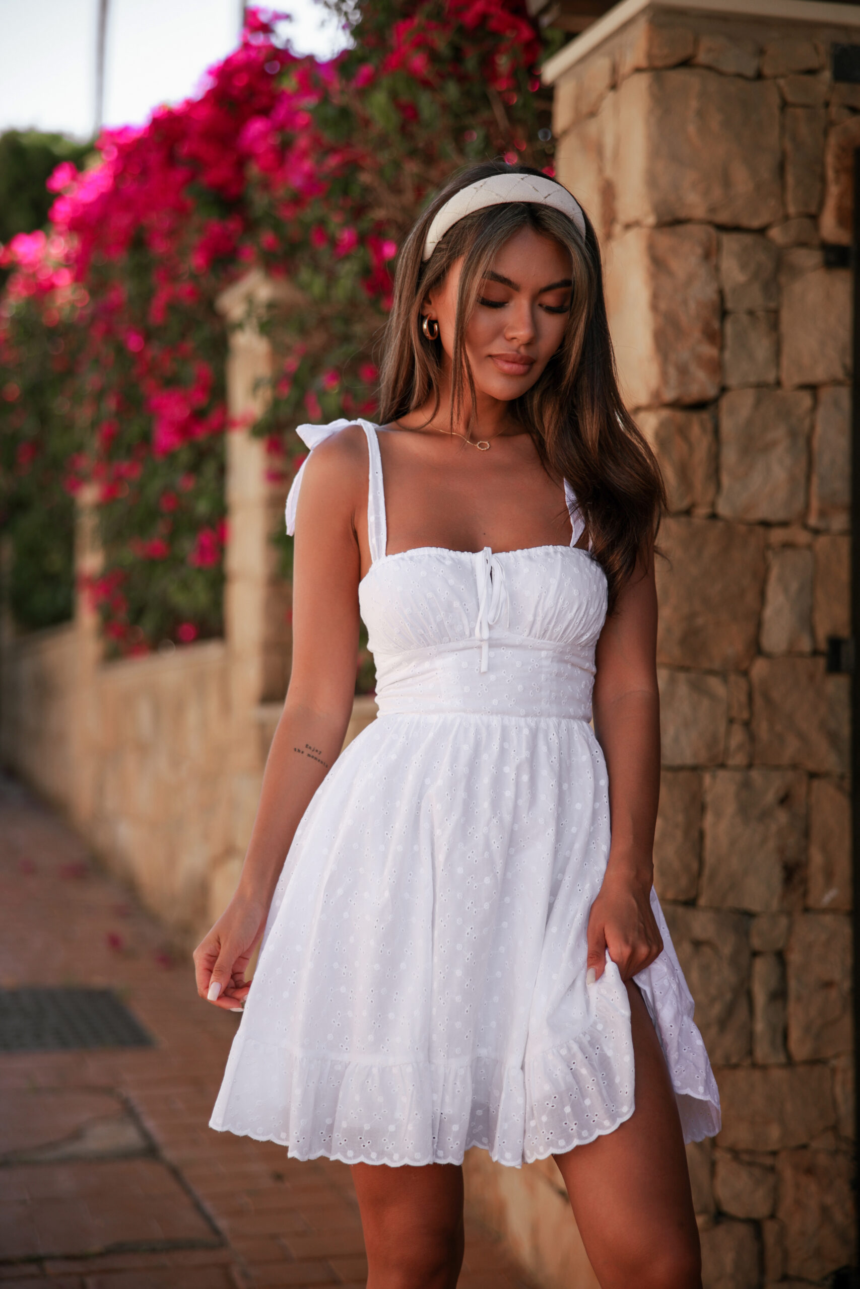 Biała mini haftowana sukienka Valeria